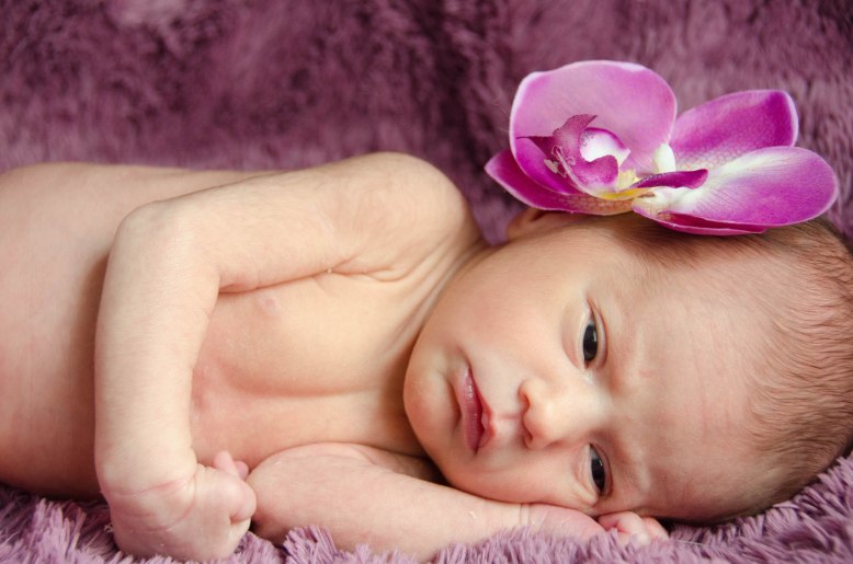 Estás son las primeras fotografías que realicé a mi hija Gala. Todas en su primer mes. Me encantan las flores, y esto es algo que me gusta reflejar en los retratos.